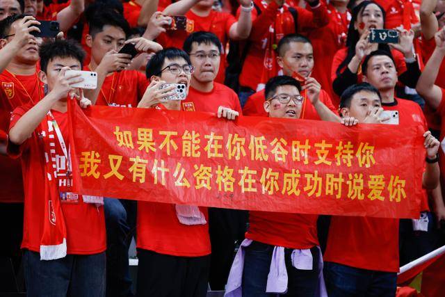 陈坤祝贺周迅获奖，二人关系再引关注